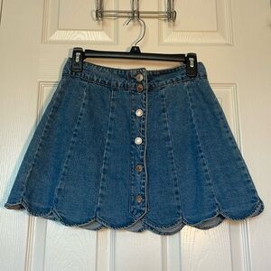 Jean mini skirt, scalloped edges.